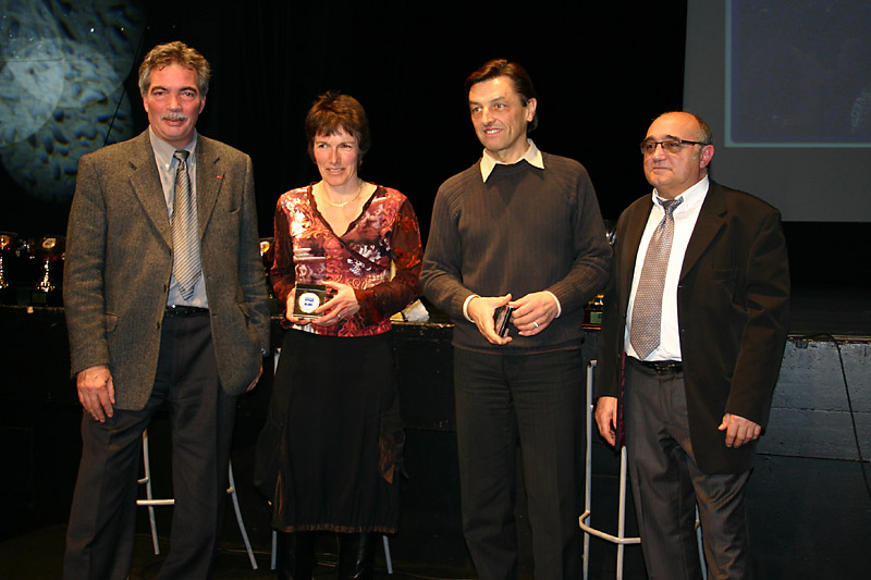 Trophee-2008-04_Fabienne et Roland Mangin entre MM Lecuru et San Juan.jpg